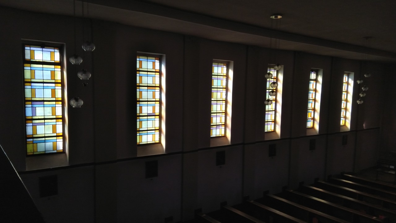 Kirchenfenster im Inneren von St. Anna (Berlin Baumschulenweg)