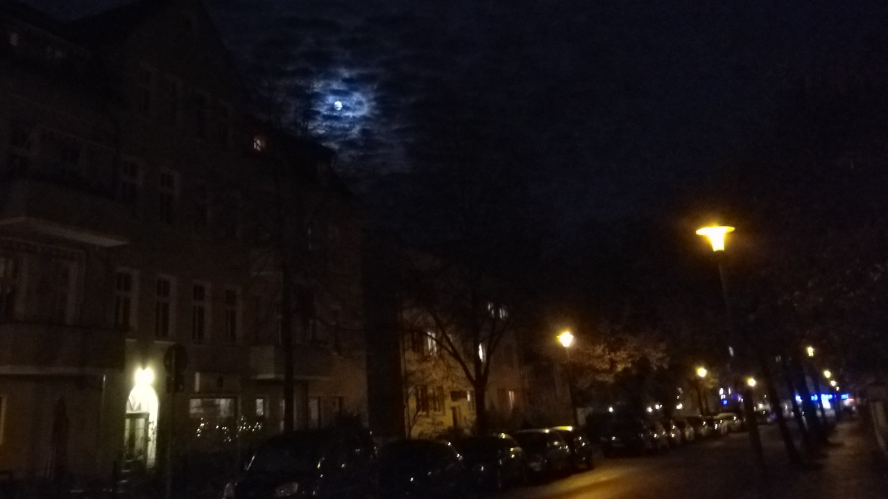 Vollmond am Martinsabend über Berlin Karlshorst