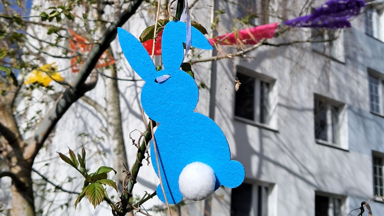 Osterhasenfigur aus blauer Pappe, mit einem Faden aufgehängt